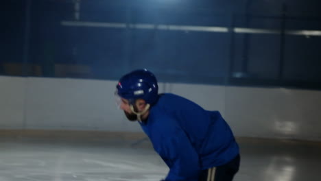 Ein-Eishockeyspieler-Führt-Einen-Angriff-Auf-Das-Gegnerische-Tor-Aus-Und-Schießt-In-Der-Verlängerung-Ein-Tor.-Der-Spieler-Bringt-Seinem-Team-Den-Sieg-Im-Elfmeterschießen